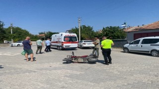 Kuluda elektrikli bisiklet otomobile çarptı: 1 yaralı