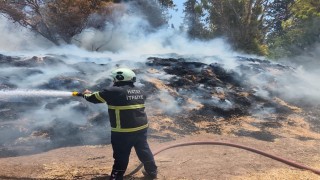 Kumluda saman balyaları alevlere teslim oldu