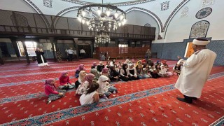 Kuran kursu öğrencileri Hüsrev Paşa Camiinin manevi atmosferini teneffüs etti