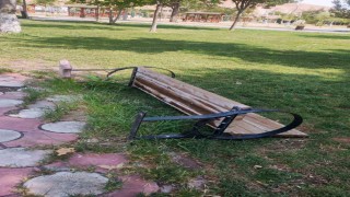 Kurtalanda parktaki banklara zarar verildi