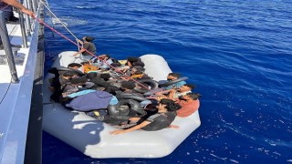 Kuşadası açıklarında 22 düzensiz göçmen kurtarıldı