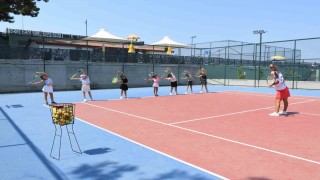 Kuşadasında minik tenisçiler ilk eğitimlerini tamamladı