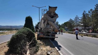 Kütahyada mikser tıra çarptı: 1 yaralı