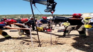 Kuyuya düşen kişiyi itfaiye ekipleri kurtardı