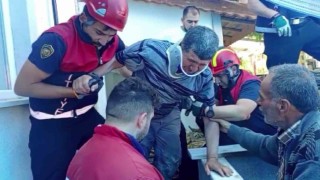 Kuyuya düşen sağır ve dilsiz adam, kendisini kurtaran itfaiyeciye sarılarak teşekkür etti