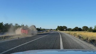 Lastiği patlayan kamyon devrilmekten son anda kurtuldu