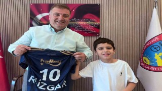 Lösemi hastası Rüzgar, zekasıyla dikkat çekiyor