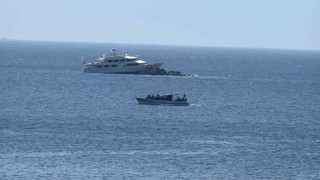 Lüks motoryat gece kayalıklara çarptı: 7 kişi kurtarıldı