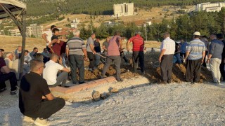 Lunapark çıkışı aracın çarpması sonucu hayatını kaybeden baba-oğul toprağa verildi