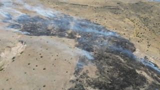 Malatyada dağlık alanda çıkan yangın havadan görüntülendi