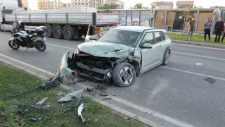 Malatyada kontrolden çıkan araç refüje çarptı: 3 yaralı