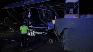 Malatyada kontrolden çıkan yolcu otobüsü oto yıkamaya daldı: 8 yaralı