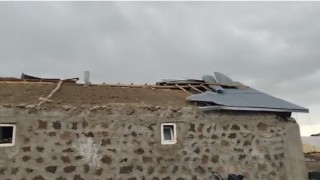 Malazgirtte etkili olan fırtına ev ve ahırların çatısını uçurdu