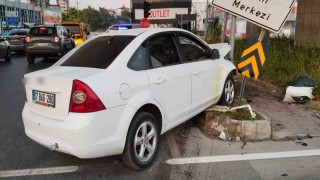 Manavgatta iki otomobil kavşakta çarpıştı: 1 yaralı