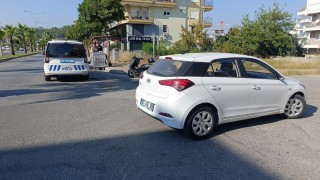 Manavgatta otomobil ile çarpışan motosikletli yaralandı