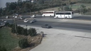 Manavgatta otomobilin U dönüşü sonrası kaza anı kamerada