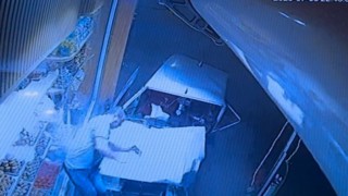 Manevra yapan araca vuran Tofaş, kontrolden çıkıp kaldırımda yürüyen vatandaşa böyle çarptı