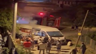 Mangal kömürü yüklü minibüste yangın