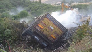 Manisada alev alan kamyon şarampole uçtu, yangın ormana sıçramadan söndürüldü