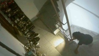 Manisada ayakkabı hırsızı güvenlik kamerasına yakalandı