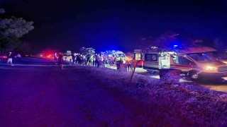 Manisada tır elektrikli motosiklete çarptı: 6 yaralı