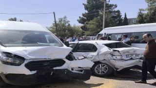 Mardinde freni patlayan tır, ışıkta bekleyen araçlara çarptı: 7 yaralı