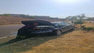 Mardinde otomobil refüje çarptı: 2 yaralı