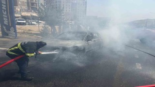 Mardinde seyir halindeki otomobil yandı