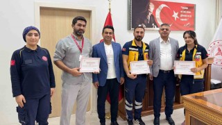 Mardinde yangına müdahale ederek takdir toplayan sağlıkçılar ödüllendirildi