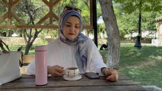 Mardinliler kavurucu sıcaklara rağmen çaydan vazgeçmiyor