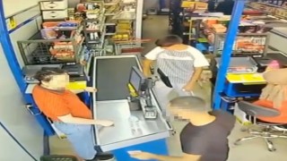 Marketin kadın kasiyerine yumruklu saldırı kamerada