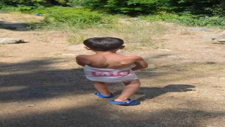 Mayo bulamadı, serinlemek için market poşetini mayo yapıp suya girdi