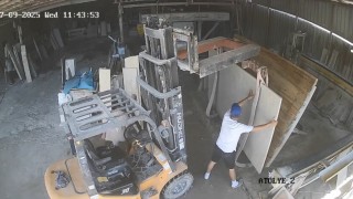 Mermer tablanın altında kalan 19 yaşındaki genç hayatını kaybetti