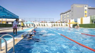 Mersinde 7den 70e herkes eğlenerek yüzme öğreniyor