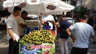 Mersinde doğada kendiliğinden yetişen dikenli incir seyyar tezgahlarda