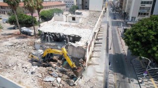 Mersinde eski öğretmenevinin yıkımı gerçekleştirildi