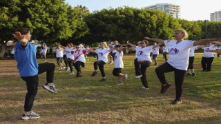 Mersinde sabah sporları deniz kenarında yoğun ilgiyle devam ediyor