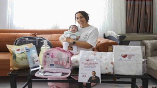 Mersinde yeni doğan bebeklere ilk hediye belediyeden