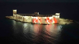 Mersinin simgesi Kızkalesi Ay Yıldızla aydınlandı