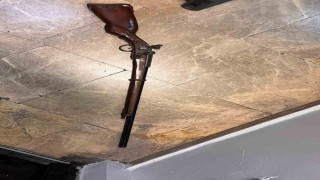 Metroda tavşan kostümü ve oyuncak tüfekle gezen şahıs yakalandı