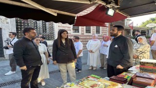 Milletvekili Ayaydın, Eyüpsultanda aşure dağıttı: Paylaştıkça birliğimiz güçleniyor