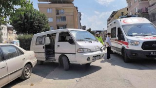 Minibüs ile motosiklet çarpıştı: 2 yaralı