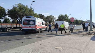 Minibüs kamyona arkadan çarptı: 1 yaralı