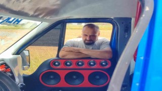 Minibüse yaptığı ses sistemi kulaklarını dans ettirdi