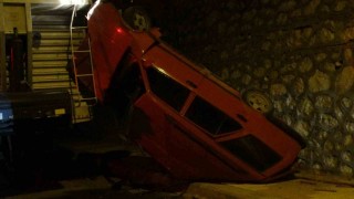 Minibüsle çarpışan araç 5 metre yükseklikten aşağı uçtu: 1 yaralı