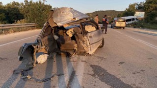 Minibüsle çarpışan otomobil ikiye bölündü: 11 yaralı