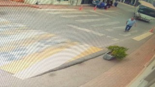 Minibüsün altında kalan yaşlı adam ağır yaralandı