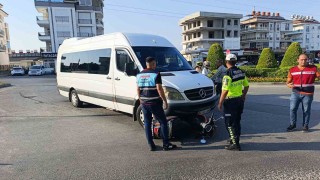 Minibüsün altında kalmaktan kıl payı kurtuldu