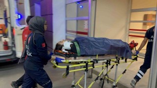 Motosiklet ile hafif ticari araç çarpıştı: 1 yaralı