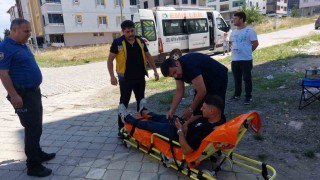 Motosiklet ile hasta servis minibüsü çarpıştı: 1 yaralı